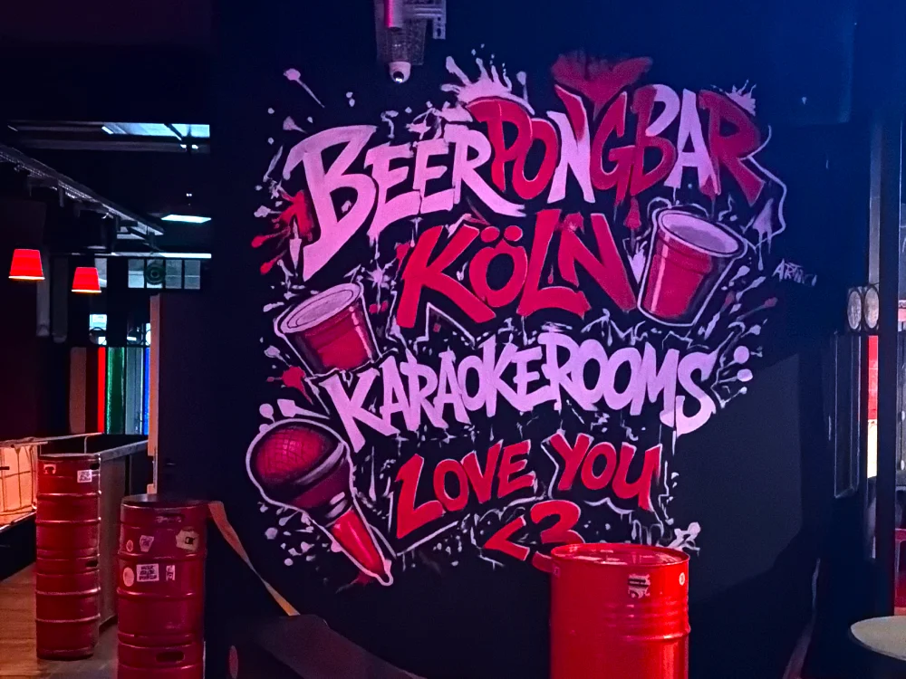 Karaoke & Neon Wandgestaltung Beerpong Bar Köln