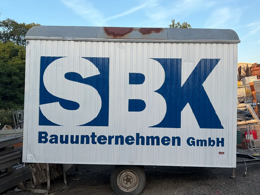 Künstlerische Anhängerbemalung SBK Bauunternehmen